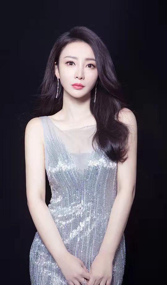 柳岩|柳岩今年41岁，为什么找不到对象？当她高跟鞋蹲下的那刻起。