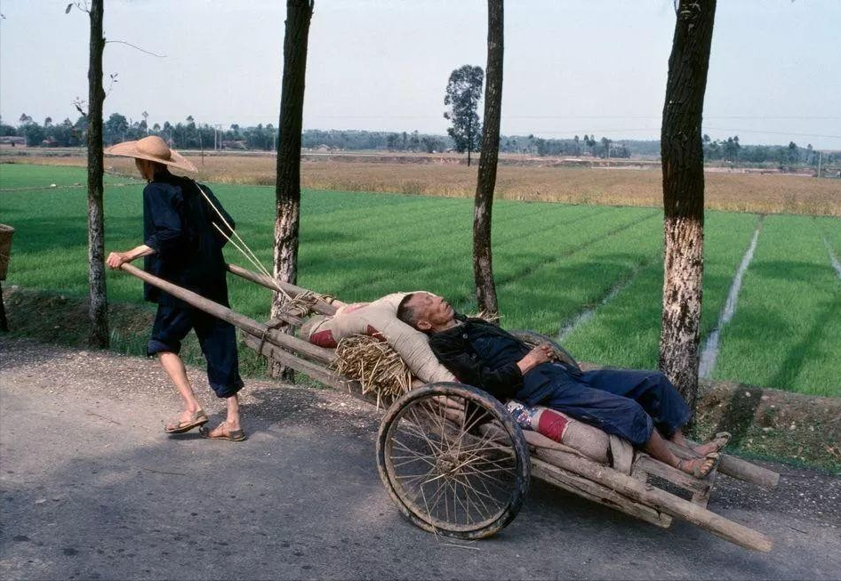 法国摄影师镜头下1980年的中国:那时人们笑容淳朴,贫富差距很小