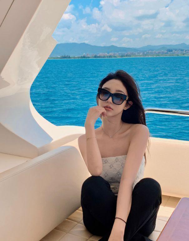 王思聪|王思聪三亚骑马画面曝光,含胸驼背头发还凌乱,身边还有美女陪伴