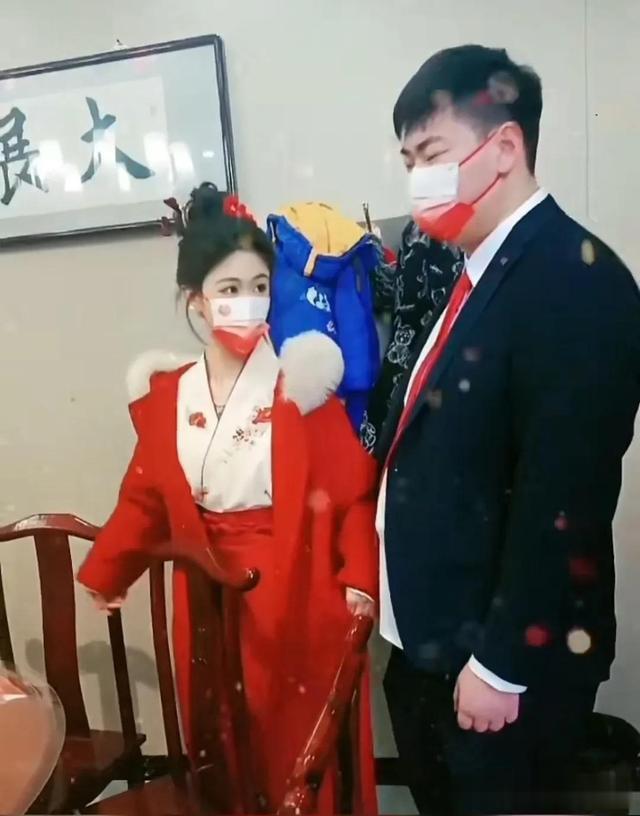 和面|大衣哥儿媳婚后生活曝光:与大衣嫂和面蒸馒头,婆媳相处融洽