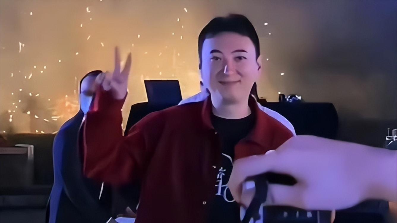 王思聪|35岁王思聪携20岁新女友庆生！放烟花开心比耶，女方笑容很养眼！