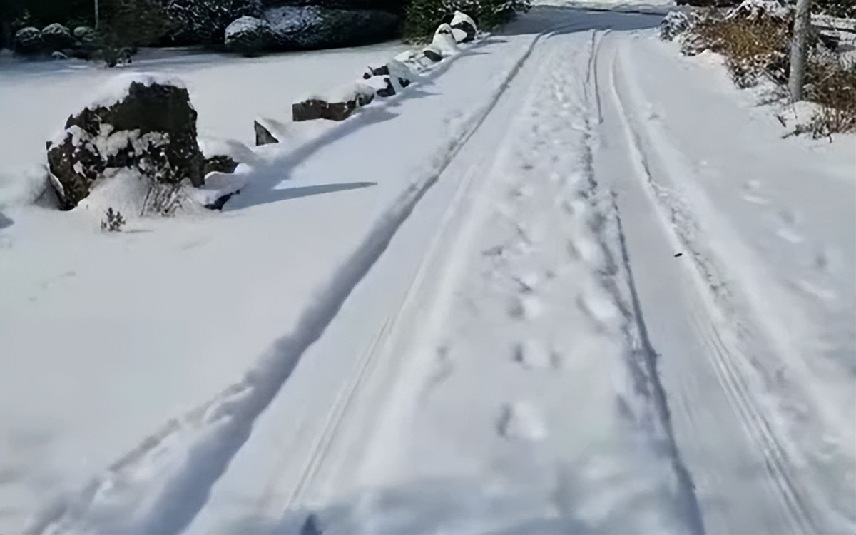 |韩国男星李在勋,济州大雪后动手除雪,被韩国网友们称赞是英雄