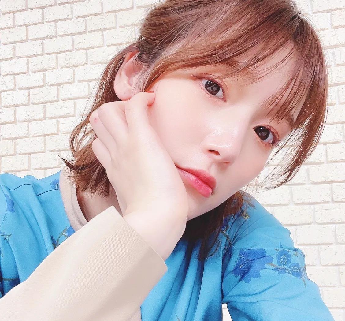 医美 内田真礼清新日系穿搭自拍，淡妆短发翘舌尖