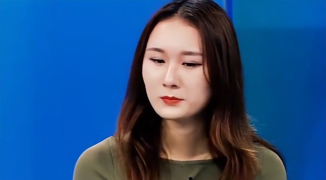 纪实:男子出差提前回家,发现女友穿睡衣和同事吃龙虾,女友:来不及