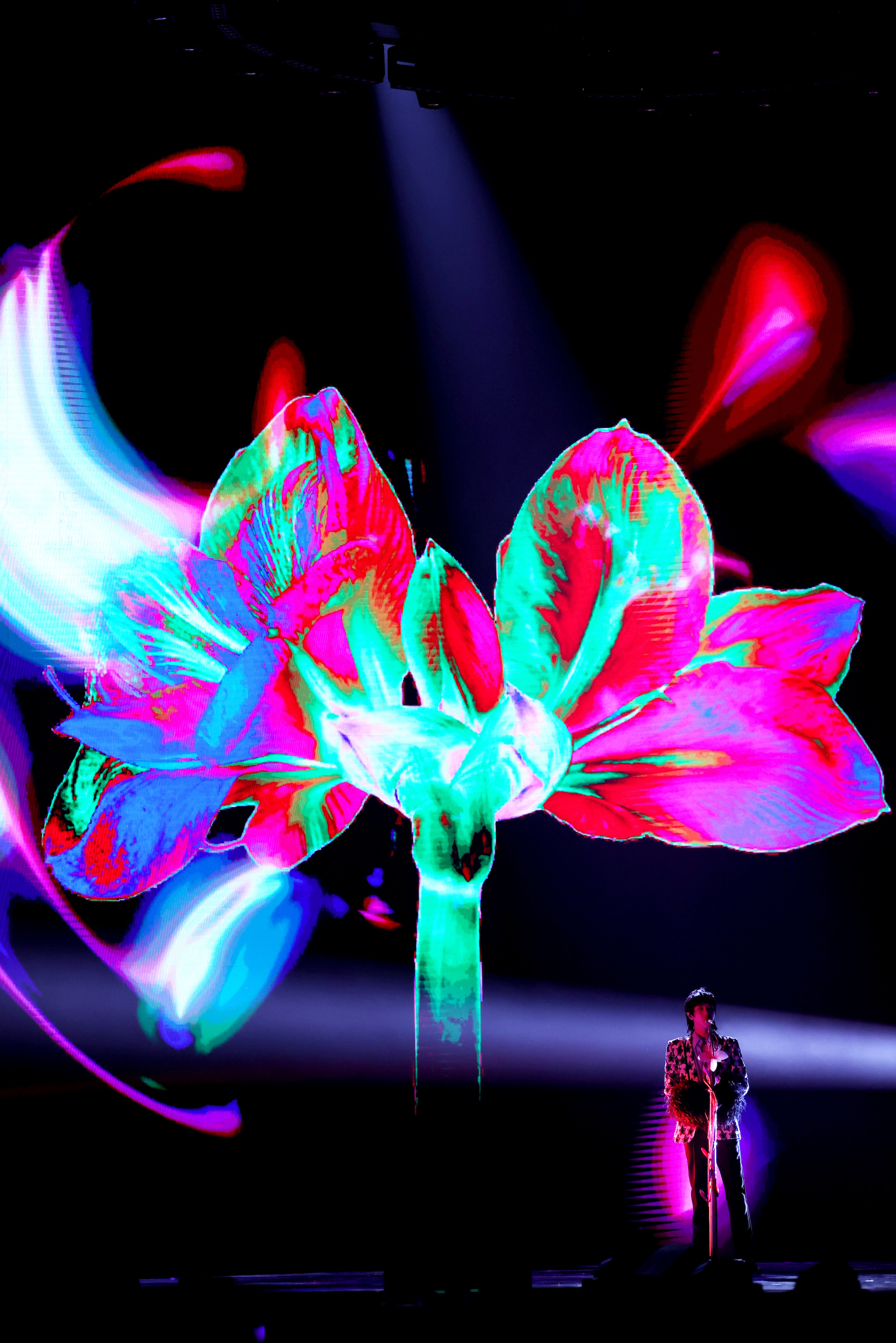 魏无羡|先锋新歌速递：华晨宇《小镇里的花》回首满是风尘