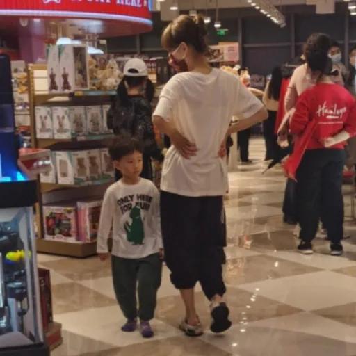 张嘉倪|偶遇张嘉倪带娃逛街买玩具,打扮低调随性像普通人,儿子很帅气