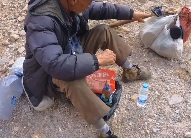 姐姐怕爸爸把弟弟打死,偷偷把弟弟放走,时隔28年后重聚哭成泪人