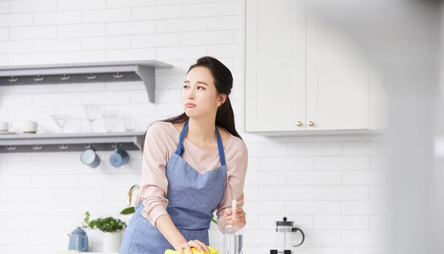 儿媳怀孕肚子饿,婆婆把东西藏床底下不给吃,儿子气愤:再不来了