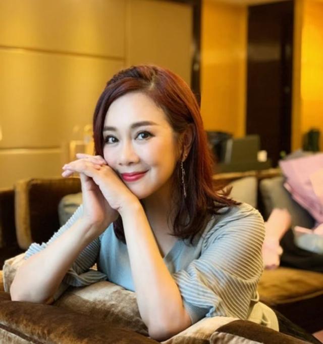 判若两人！香港知名女星近照被指面目全非，嫁小9岁老公爱得甜蜜！