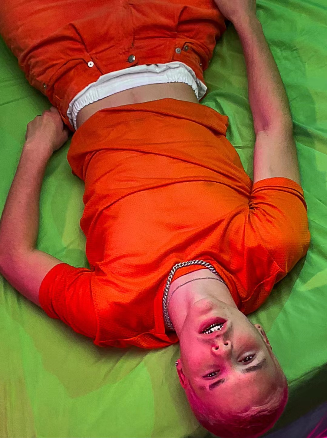 朱一龙|17岁囧三登封面让人欣赏不来；网友：浪费小贝的好基因，惨不忍睹