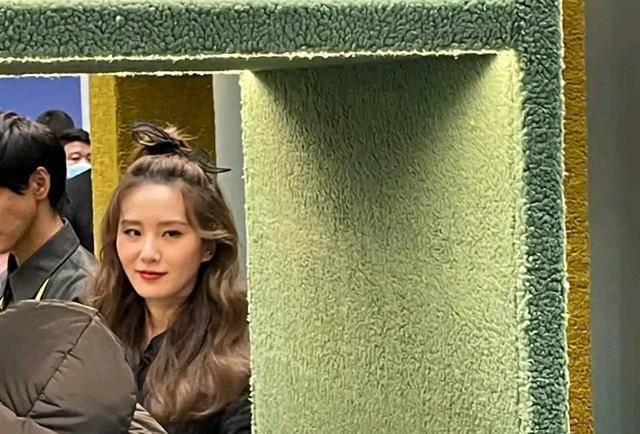 杨幂|85花真的老了？杨幂怼脸近照难掩法令纹，赵丽颖直播全靠滤镜救