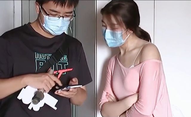 女孩因太漂亮,空调坏了师傅上门一个月没修好,是来修空调的吗?