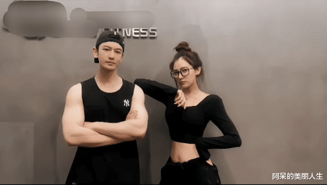 黄晓明|黄晓明与美女网红合照曝光,女方身材好颜值高,网友好奇二人关系