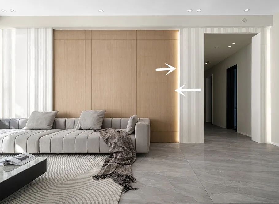 复杂的吊顶已经过时了,平顶+无主灯组合,简简单单还不压层高