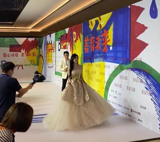 景甜|景甜现身深圳,酒店门口和活动现场被围观拍照:身上没有一丝赘肉