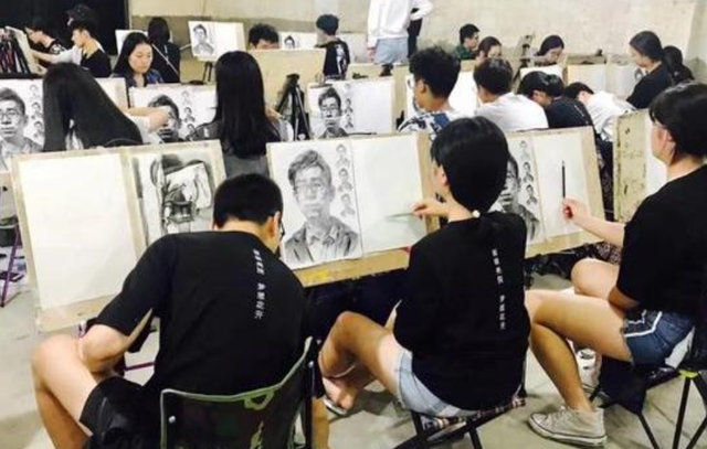 第一名|中传播音主持第一名：身高184cm撞脸鹿晗，犹如小说男主走进现实