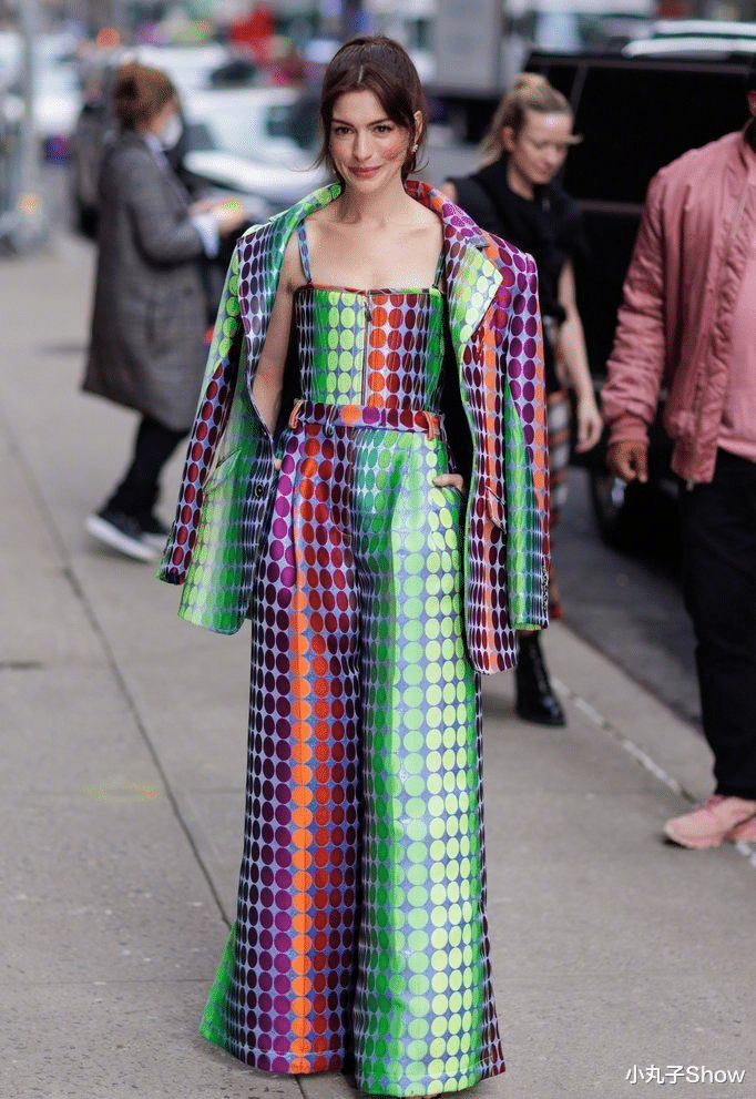 安妮·海瑟薇 40岁安妮·海瑟薇美翻!彩色连体裤现身街头,扎高马尾辫不输少女