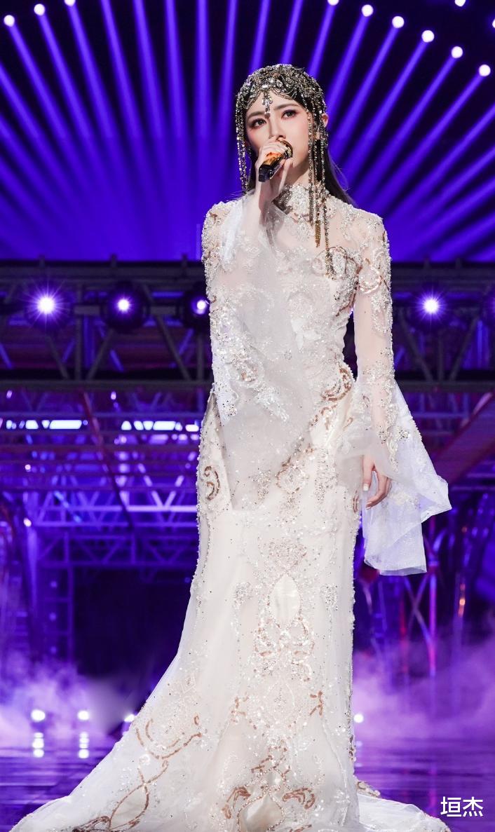 跨年晚会 跨年晚会收视来了!杨幂创纪录,关晓彤紧急改妆,众星集体跑调