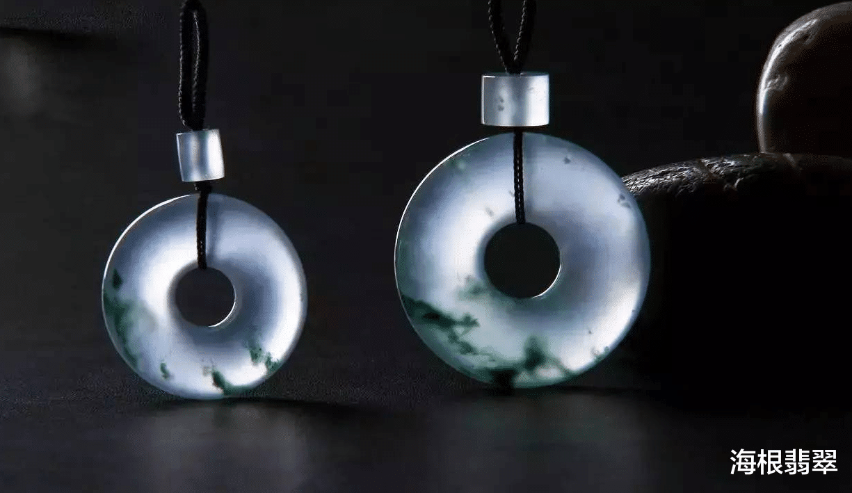 充满古典韵味的翡翠平安扣,你知道它背后有几种造型吗?