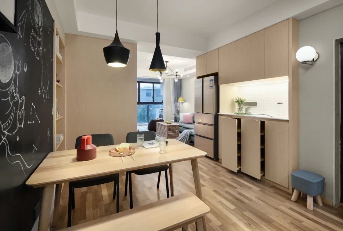 85平北欧风两居室,灰色沙发墙只有一块搁板放着简约优雅的装饰画