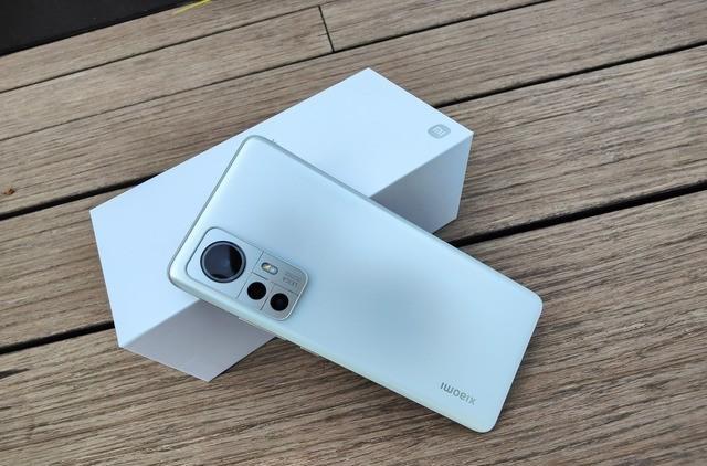 小屏|小屏旗舰不再吃香?微曲面屏+徕卡三摄+无线充电,还有骁龙8+芯片