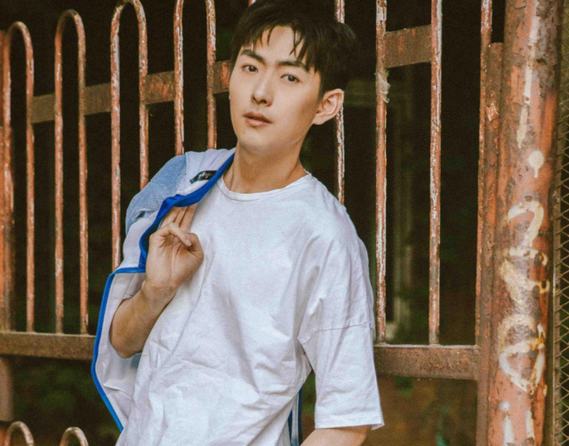 |33岁知名男星发文官宣得子，一家三口温馨幸福，儿子名字好有创意