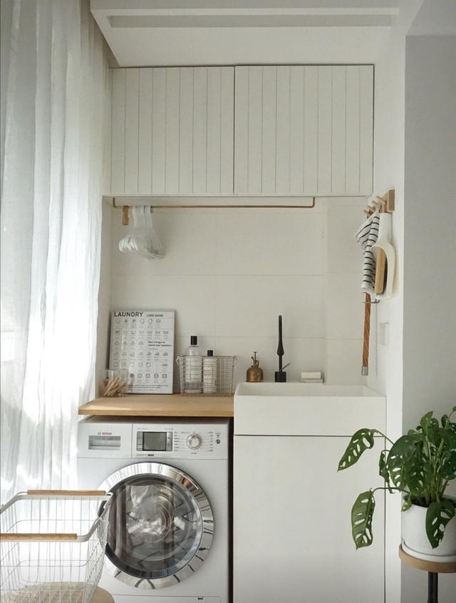 越来越多阳台不装晾衣架了,现在流行装这种,方便实用还美观!