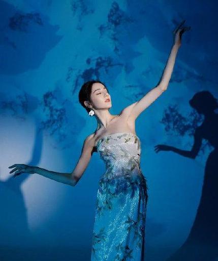 迪丽热巴|迪丽热巴身穿国风长裙，镜头下的她五官精致，着实让人惊艳