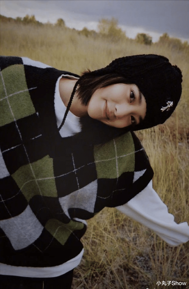 欧阳娜娜|欧阳娜娜晒车内下班照，格子外套打扮青春靓丽，男友视角有点撩人