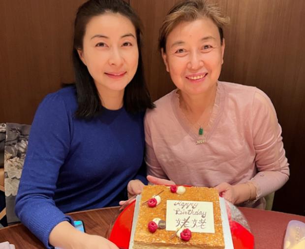 郭晶晶|郭晶晶母亲久违亮相!头发花白勤俭持家,与豪门亲家地位悬殊