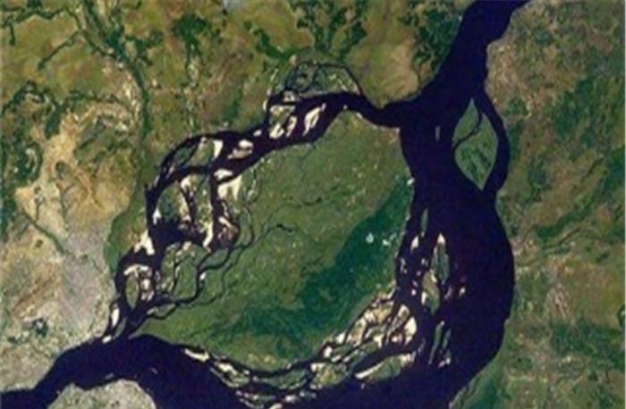 卫星在赤道附近，发现3万米长隧道，不像是人类建造的！