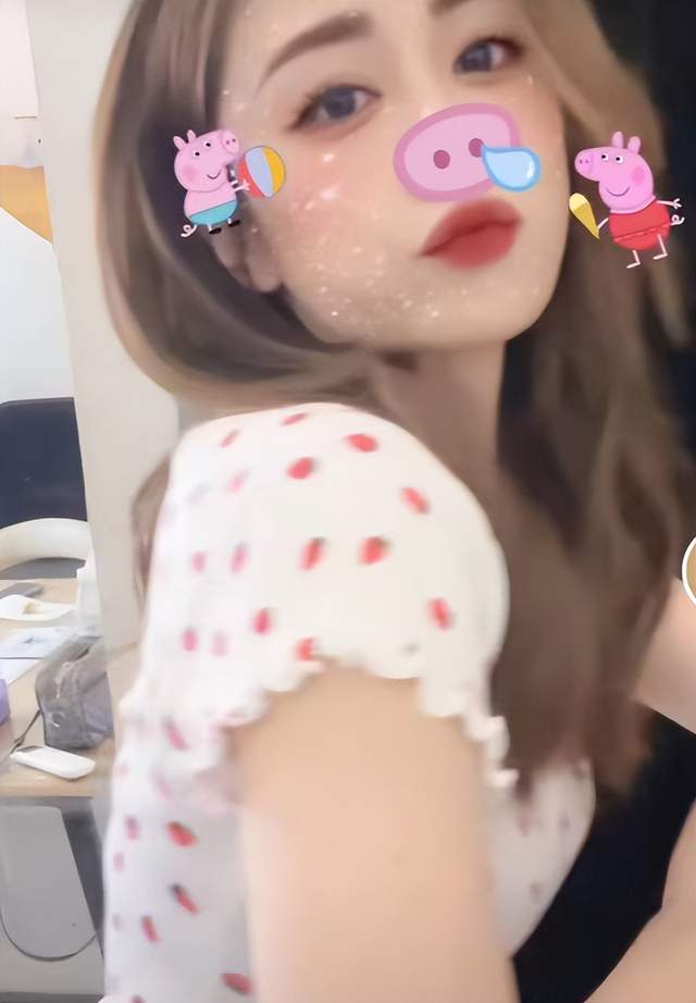 小姐姐|39岁刘芸化妆间大跳热舞!上衣太短露平坦小腹,挺胸抬臀曲线完美