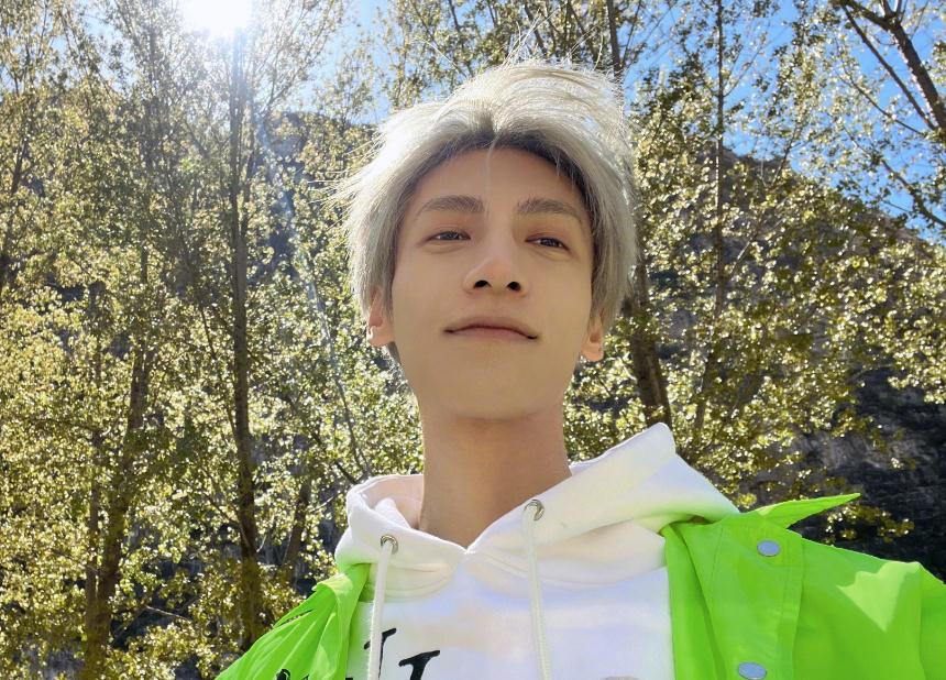 罗云熙|罗云熙秀近照,一头银发阳光帅气,粉丝不淡定了