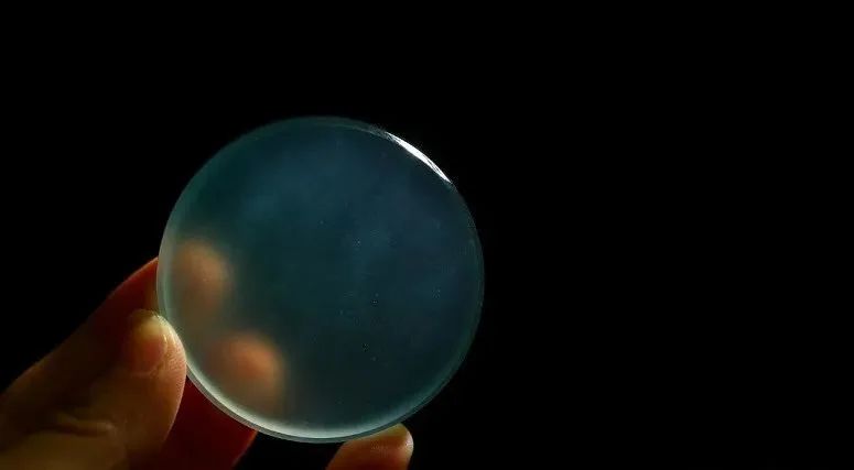 翡翠手镯|诱人的高冰玻璃地翡翠手镯心