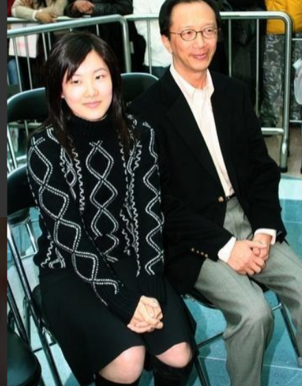 梁锦松|67岁梁锦松为让41岁的伏明霞拼4胎,花100亿买下亚洲最奢华大医院!