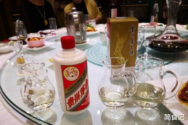 河南土豪带酒赴宴,6人喝光12斤,带走酒瓶却遭“拦截”,为啥?