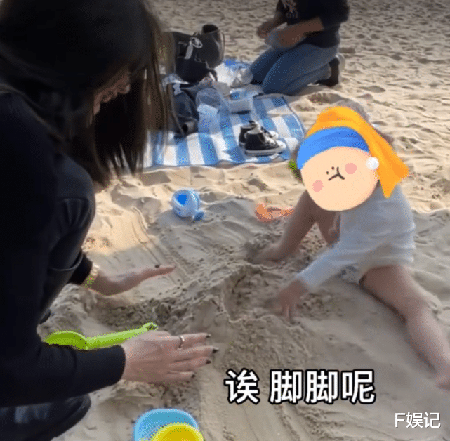 林峰|张馨月分享一家三口在海边沙滩玩耍 女儿主动拥抱林峯很有爱