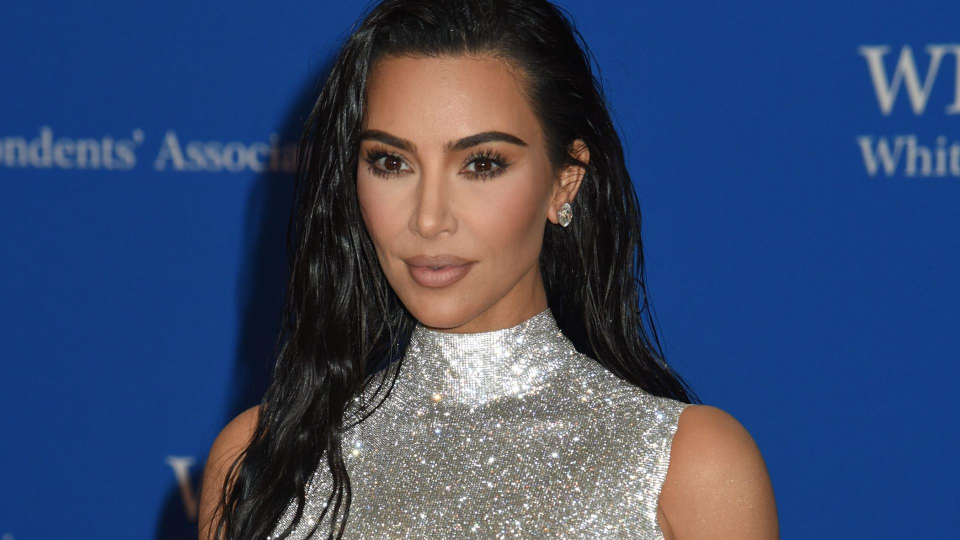 金·卡戴珊|金卡戴珊成功减重20公斤，穿水钻紧身衣炫耀完美身形