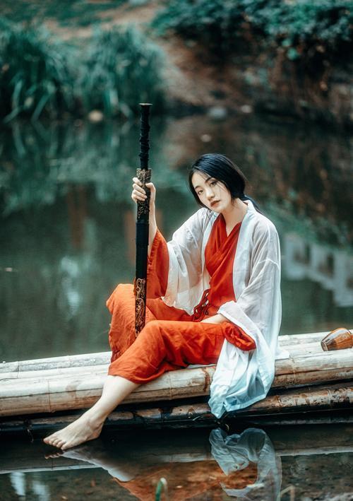 纪实:新娘胸口纹两“蛇”,新郎脸色复杂,网友:大姐已退出江湖