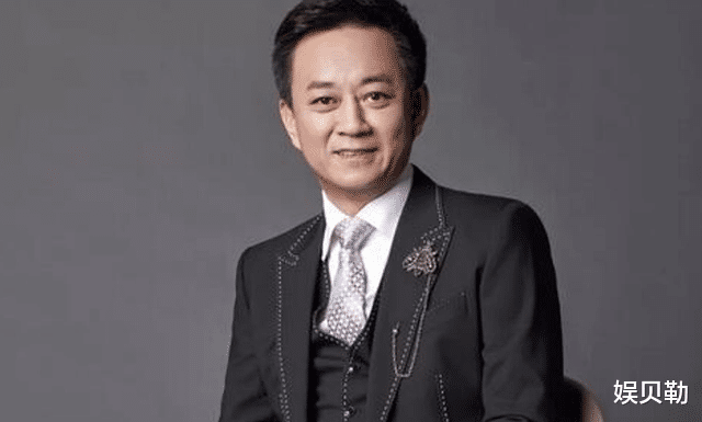 董卿|同是央视春晚的老熟人，为何朱军董卿口碑不一样，看后者是如何跌下神坛的