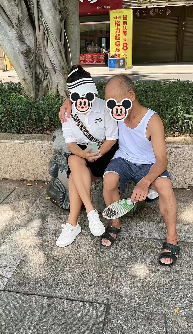 女子与一位大爷打情骂俏,路人疑惑上前询问,女子:他是我男朋友