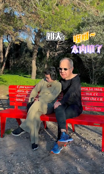 金星|金星和老公私下相处超甜，靠汉斯肩膀秀恩爱，牵手漫步默契十足