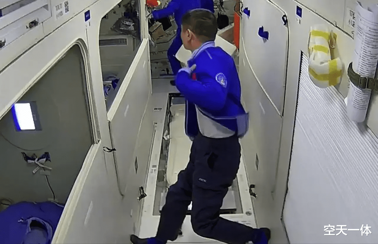 济南|“问天”实验舱床位布局曝光，是“站着”睡觉，还是睡天花板？