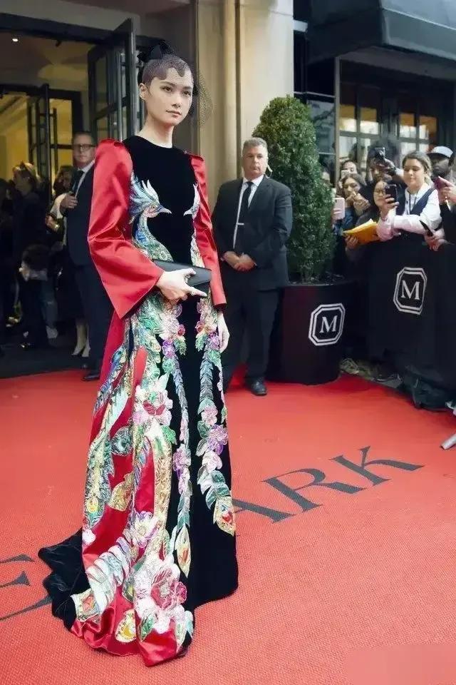 李宇春|李宇春一身复古造型高调亮相国外,一改往日形象,美到国外去了