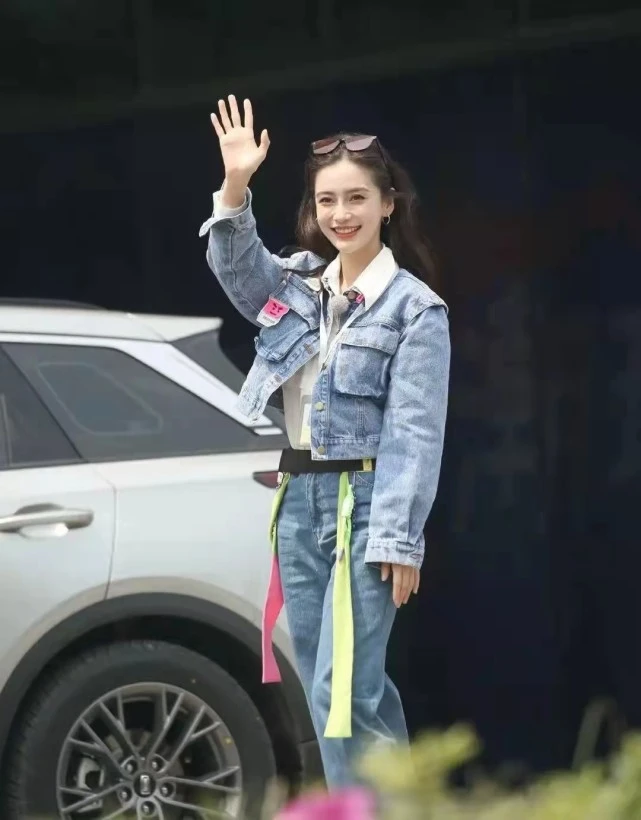 Angelababy|《跑男》高调回归！最新路透baby穿高腰裙变保守，白鹿靠美腿抢风头