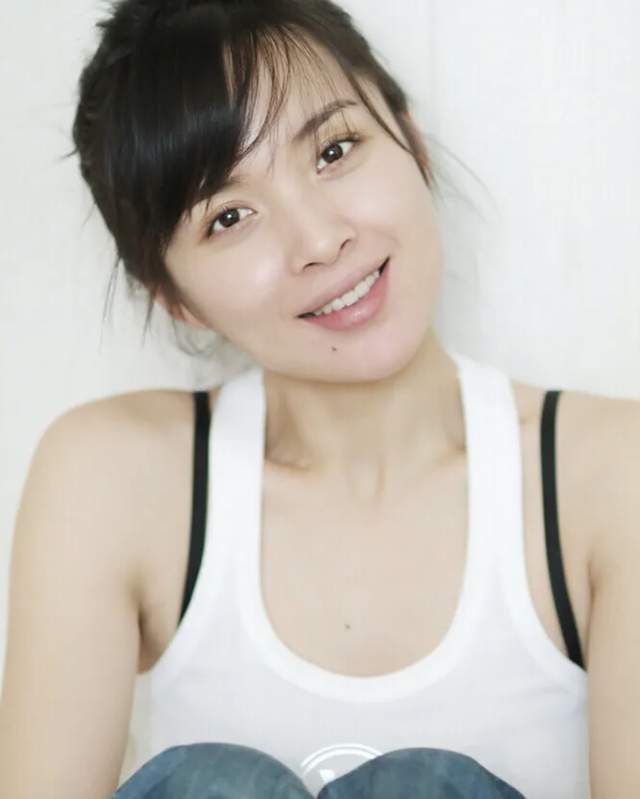 靳东|45岁靳东和女粉握手热聊,穿千元衣肌肉明显,与服务员合照没架子