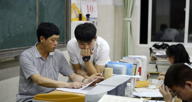 大学|高三学生课堂上准备特殊“惊喜”，老师泪眼婆娑，网友：绷不住了
