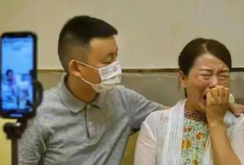 佟丽娅|李圣律师再度亮相直播间，表明查真相不忘初心，直播行程保障安全