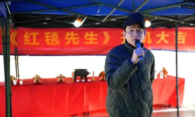 |61岁刘德华在66岁吕良伟面前像个小老头了