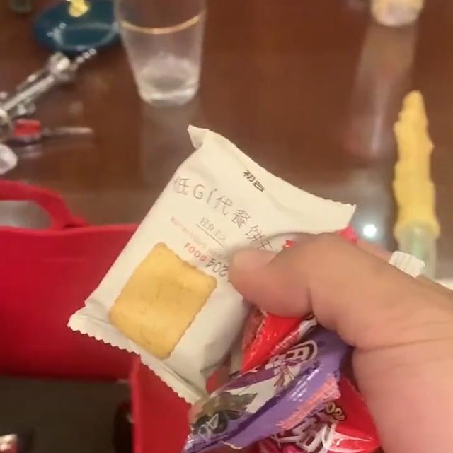 黑龙江一男子好奇翻开妻子上班背的包,里面物件让他哭笑不得